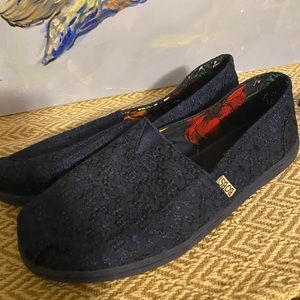 Women’s navy lace Bobs